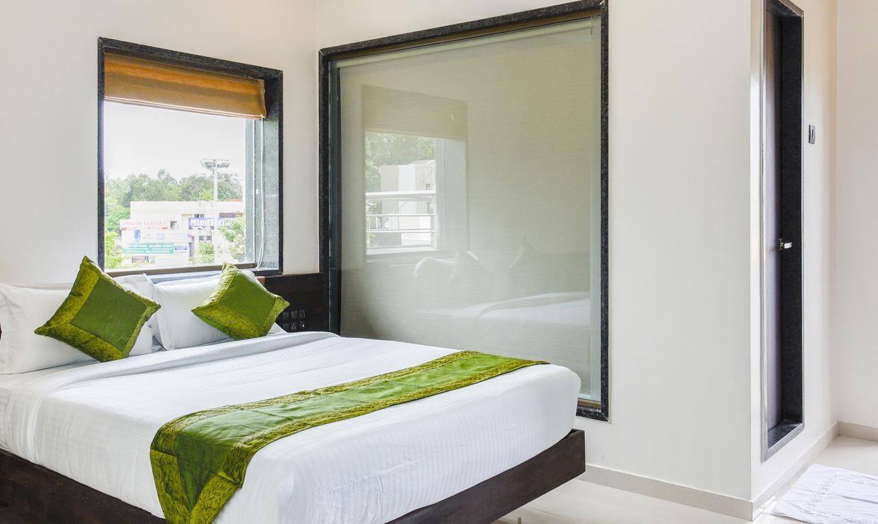 Treebo Malhaar Regency Hotel Chinchvad Екстериор снимка