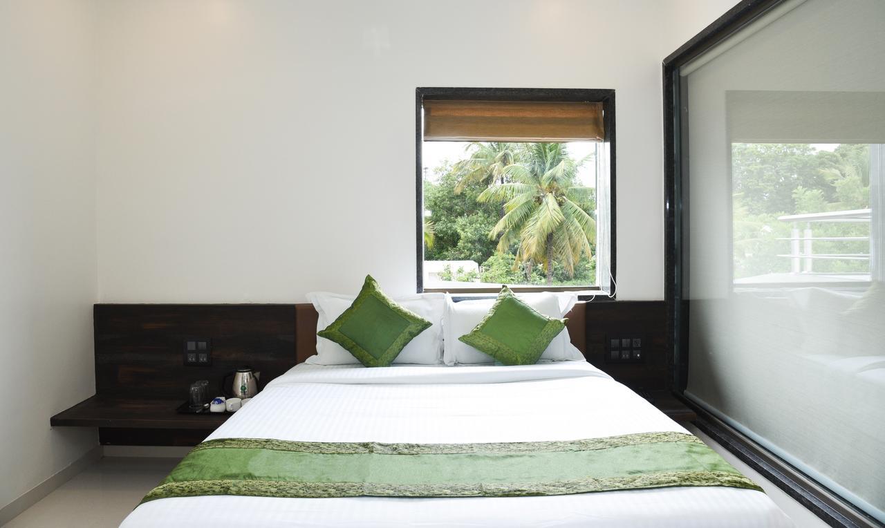 Treebo Malhaar Regency Hotel Chinchvad Екстериор снимка