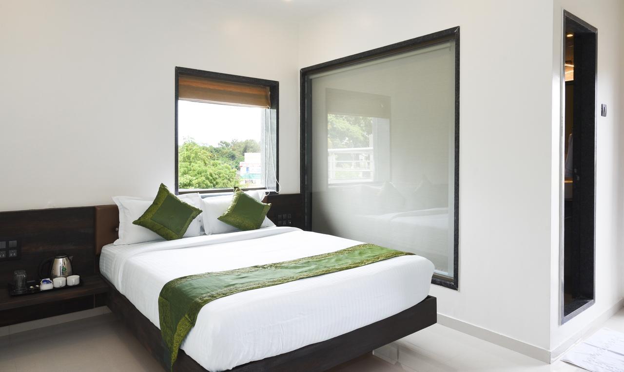 Treebo Malhaar Regency Hotel Chinchvad Екстериор снимка