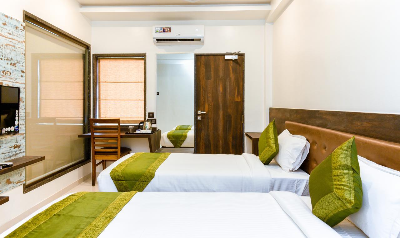 Treebo Malhaar Regency Hotel Chinchvad Екстериор снимка