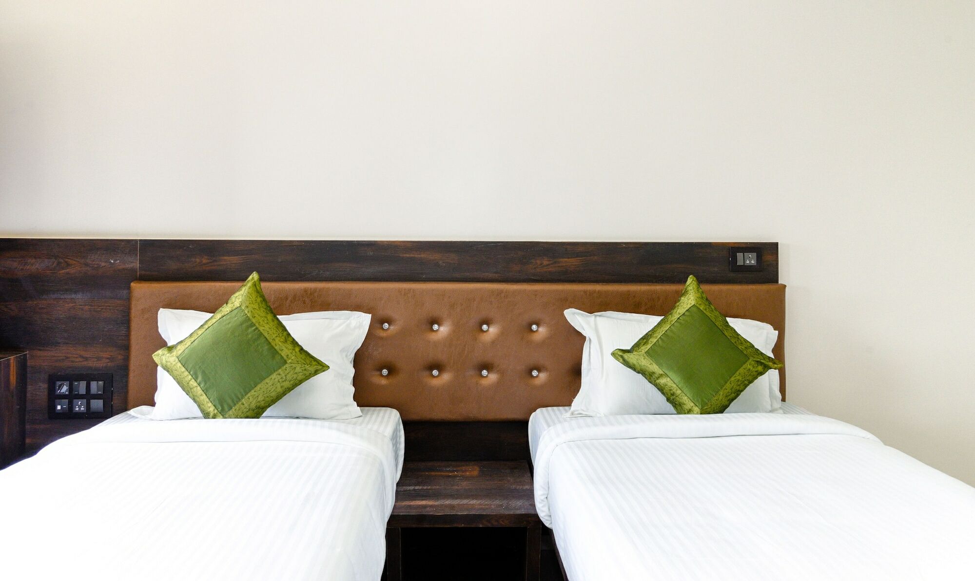 Treebo Malhaar Regency Hotel Chinchvad Екстериор снимка