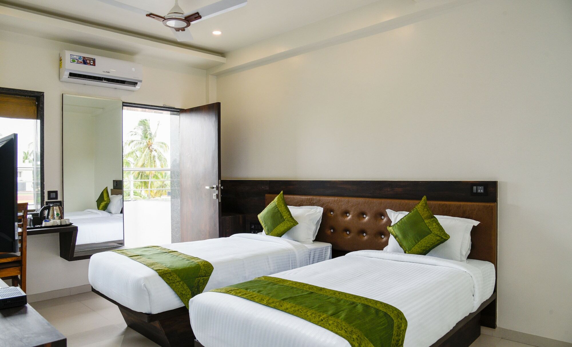 Treebo Malhaar Regency Hotel Chinchvad Екстериор снимка